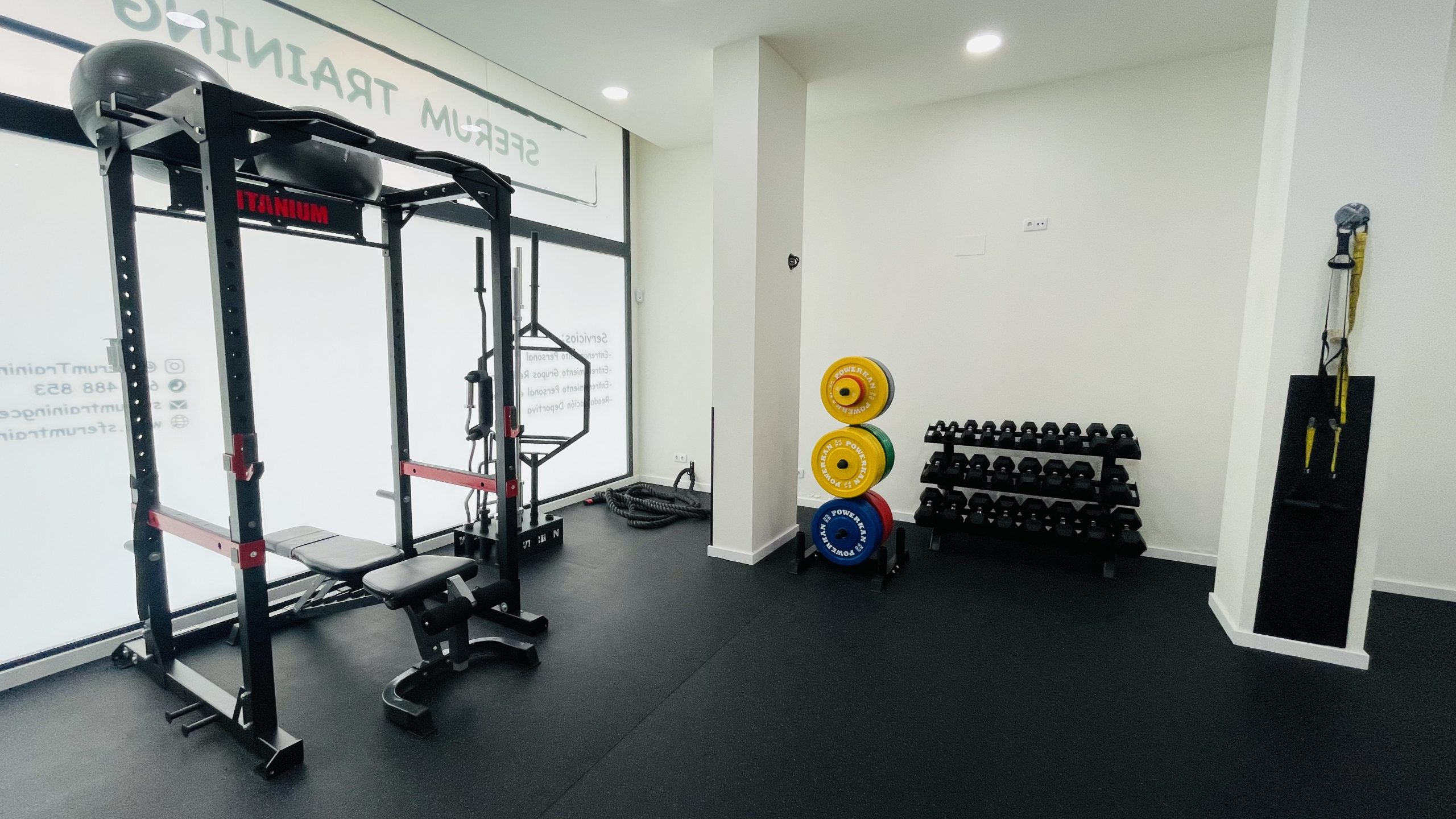 centro de entrenamiento equipado con todo tipo de materiales de fuerza cardio y resistencia