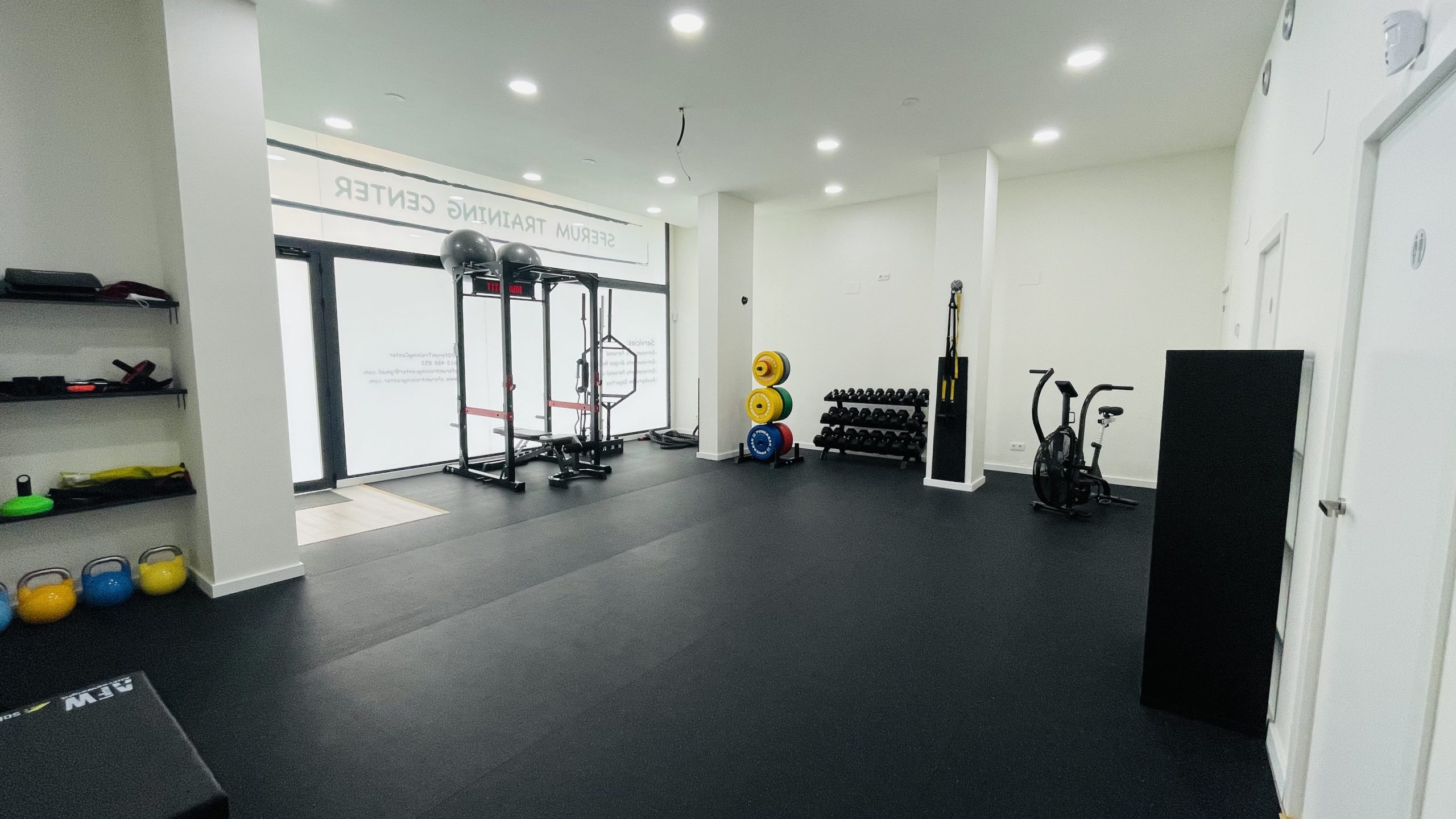 centro de entrenamiento con material de gimnasio